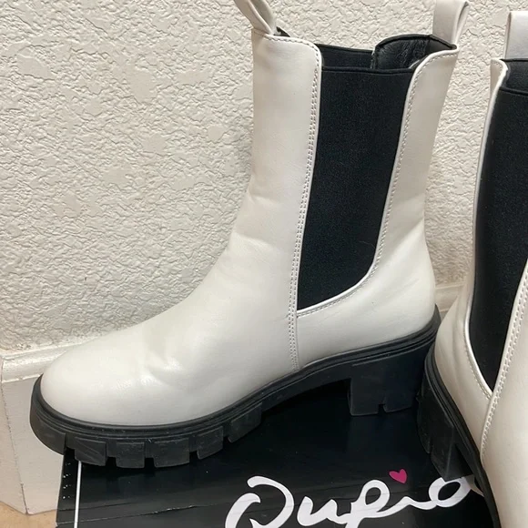 Qupid size 5 white chelsey boots - Picture 2 of 5